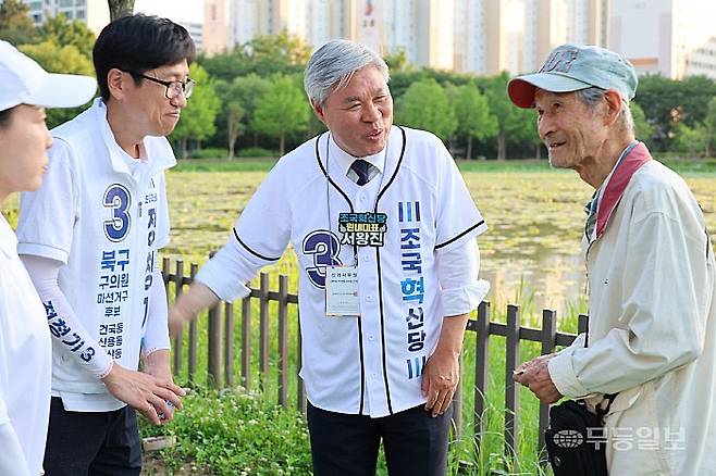 서왕진 조국혁신당 상임선거대책위원장과 정청기 광주 북구의원 후보가 지난달 31일 북구 양산동 호수공원에서 시민들에게 지지를 호소하고 있다. 조국혁신당 광주시당 제공