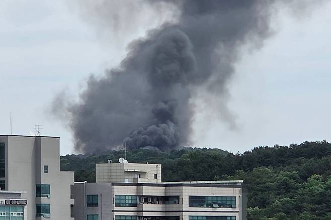1일 오전 대전 유성구 외삼동 한화에어로스페이스 대전사업장에서 폭발 사고가 나 5명이 숨지고 2명이 중경상을 입었다. 소방 당국은 화재 발생 50분 만에 초진을 완료했다. 사고 당시 대전사업장에서 검은 연기가 피어오르고 있다./연합뉴스 독자제공