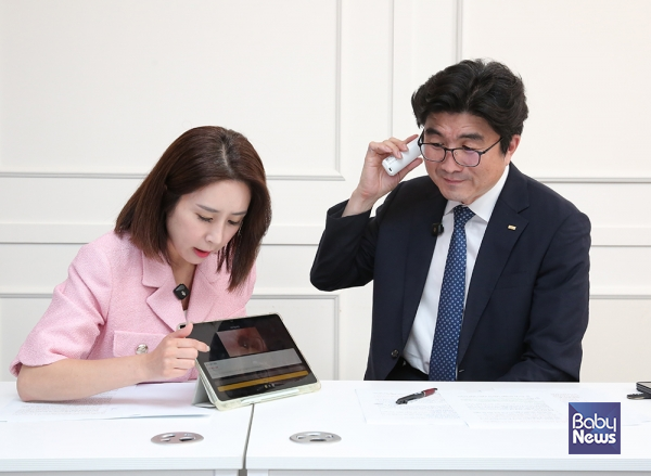 순천향대학교 서울병원 가정의학과 유병욱 교수가 29일 오후 서울 마포구 베이비뉴스 스튜디오에서 진행된 부모4.0 맘스클래스에서 이나영 MC와 함께 ㈜오티톤메디컬의 '닥터인홈(Doctor In Home)' AI 스너미 귀체온계를 시연해 보이고 있다. 이효상 기자 ⓒ베이비뉴스