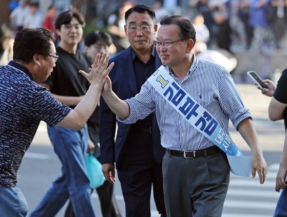 〈YONHAP PHOTO-5757〉 시민과 하이 파이브 하는 김부겸     (대구=연합뉴스) 김현태 기자 = 더불어민주당 김부겸 대구시장 후보가 31일 오후 대구 동구 신세계백화점 대구점 인근에서 시민들과 하이 파이브를 하고 있다. 2026.5.31   mtkht@yna.co.kr/2026-05-31 18:32:29/ 〈저작권자 ⓒ 1980-2026 ㈜연합뉴스. 무단 전재 재배포 금지, AI 학습 및 활용 금지〉
