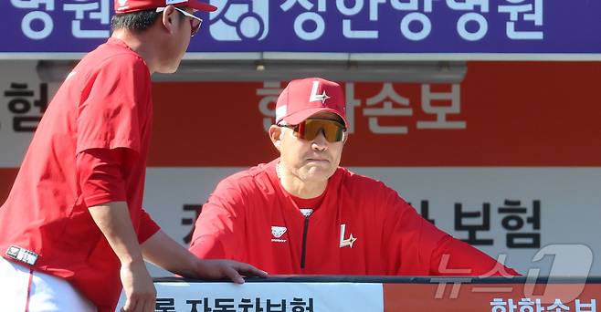 31일 대전 한화생명볼파크에서 열린 2026 신한 SOL KBO리그 SSG 랜더스와 한화 이글스의 경기에서 SSG 이숭용 감독이 굳은 표정으로 코치진과 작전을 논의하고 있다. 2026.5.31 ⓒ 뉴스1 김기남 기자