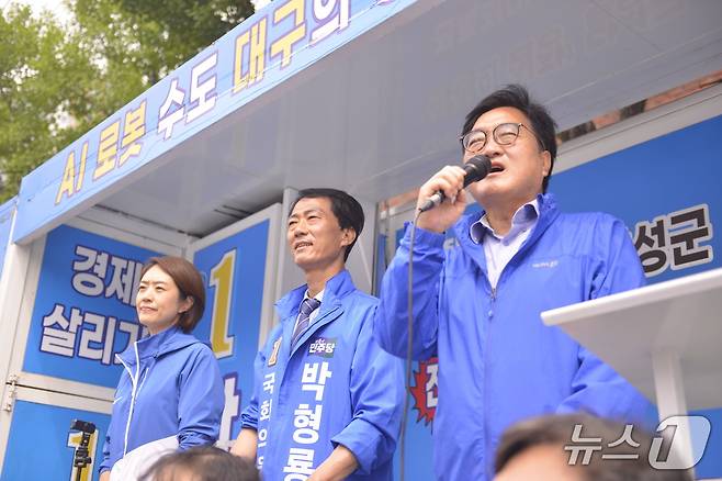 우원식 전 국회의장과 고민정 더불어민주당 의원이 1일 대구 달성군 화원시장을 찾아 박형룡 더불어민주당 후보 지원 유세를 하고 있다. 2026.6.1 ⓒ 뉴스1 이성덕 기자