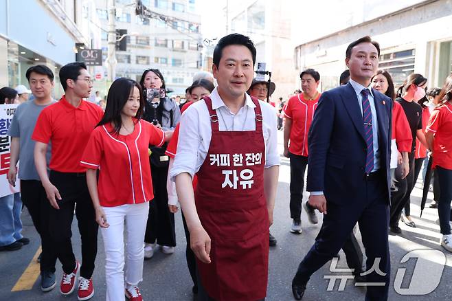 장동혁 국민의힘 대표가 31일 서울 성동구 성수동 연무장길을 찾아 대국민 투표 참여를 호소하고 있다. 2026.5.31 ⓒ 뉴스1 신웅수 기자