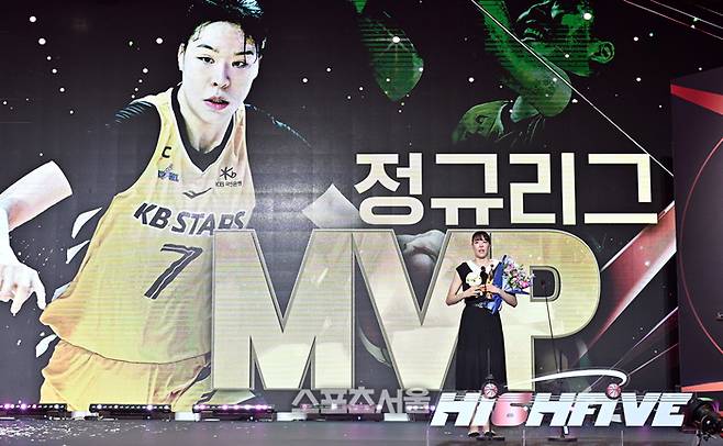KB 박지수가 6일 서울 용산구 서울드래곤시티 그랜드볼룸에서 열린 BNK금융 2025-2026 여자프로농구 정규리그 시상식에서 MVP로 선정된 뒤 소감을 밝히고 있다. 사진 | 박진업 기자 upandup@sportsseoul.com