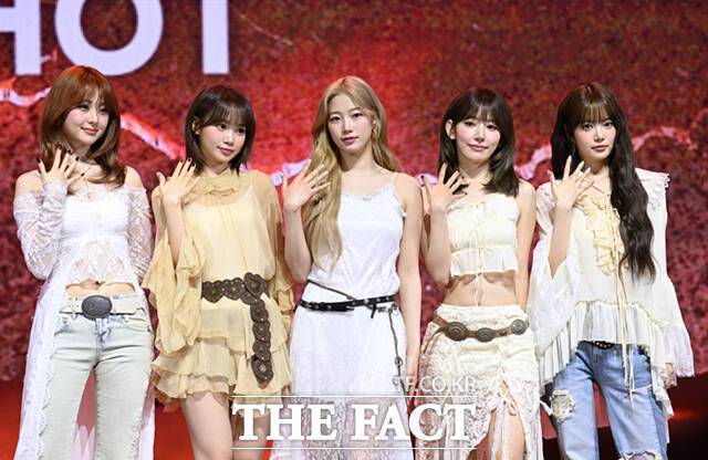 르세라핌의 허윤진 김채원 카즈하 사쿠라 홍은채(왼쪽부터)는 7월 11일부터 두 번째 월드투어 '2026 LE SSERAFIM TOUR PUREFLOW'를 시작한다./더팩트DB