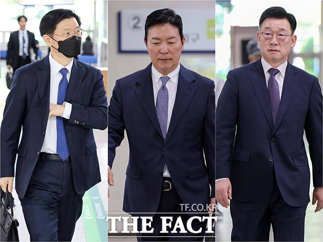 박종준 전 대통령 경호처장, 김성훈 전 대통령 경호처 차장, 이광우 전 대통령 경호처 경호본부장(왼쪽부터)이 지난달 23일 서울 서초구 서울중앙지법에서 열린 특수공무집행방해 등 혐의와 관련한 공판에 참석하고 있다. /남윤호 기자