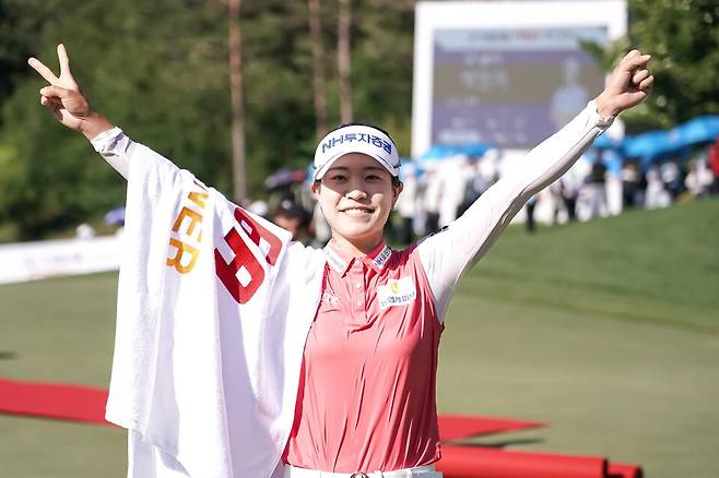 박민지가 손가락으로 통산 20승을 상징하는 세리머니를 하고 있다. 박태성 작가 제공
