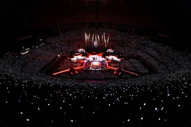 지난 23일 미국 라스베이거스 얼리전트 스타디움에서 열린 방탄소년단 월드투어 '아리랑'에서 6만명 이상 관객이 환호하고 있다. 빅히트뮤직 제공
