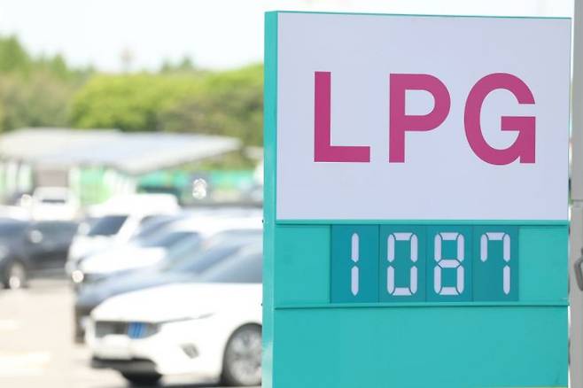 지난 4월 23일 서울의 한 LPG충전소에 가격이 게시돼 있다. 연합뉴스