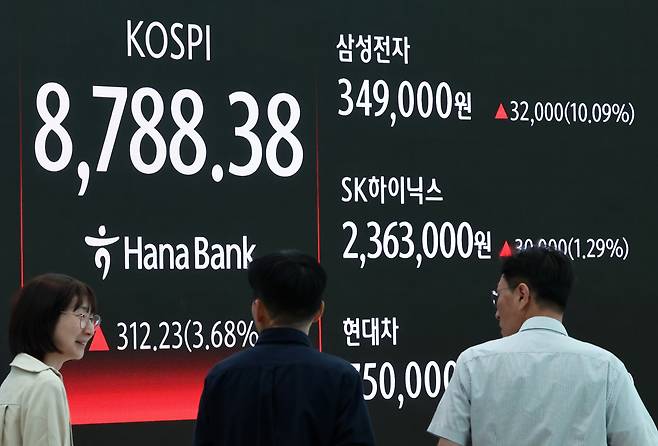 코스피가 전장보다 312.23포인트(3.68%) 오른 8,788.38에 장을 마치며 종가 기준 사상 최고치를 경신한 1일 서울 하나은행 본점 딜링룸에서 딜러들이 휴식을 취하고 있다./연합뉴스