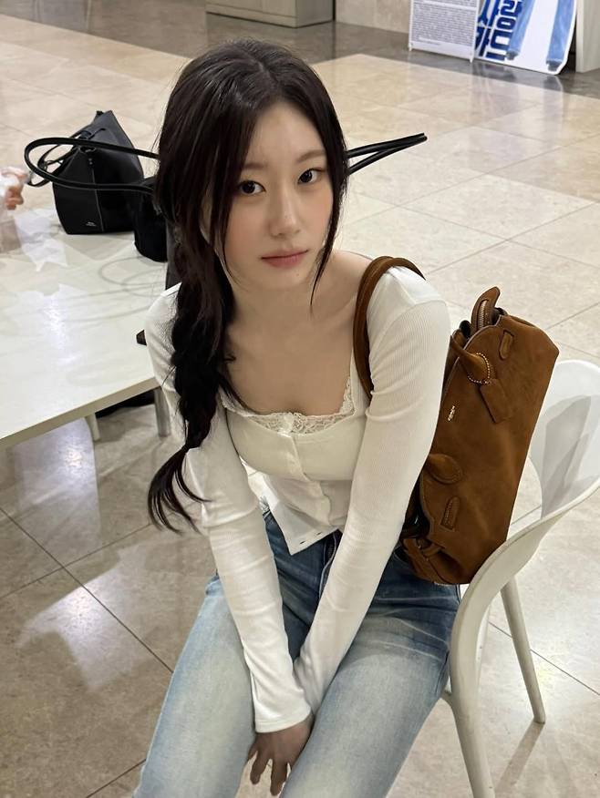 6월 5일 생일을 맞은 있지 채령. 인스타그램 @chaerrry0
