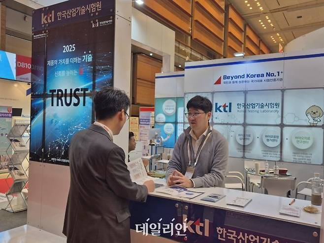 유지한 한국산업기술시험원(KTL)바이오융합평가센터장이 2025 국제의료기기·병원설비전시회 (KIMES)에 참석해 바이오의료기기 시험인증 관련 보조금 사업에 대해 설명하고 있다.ⓒKTL