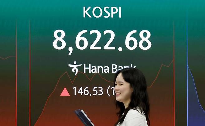 코스피가 전 거래일(8476.15)보다 9.52포인트(0.11%) 상승한 8485.67에 개장한 1일 오전 서울 중구 하나은행 딜링룸 전광판에 지수가 표시 되고 있다. ⓒ뉴시스