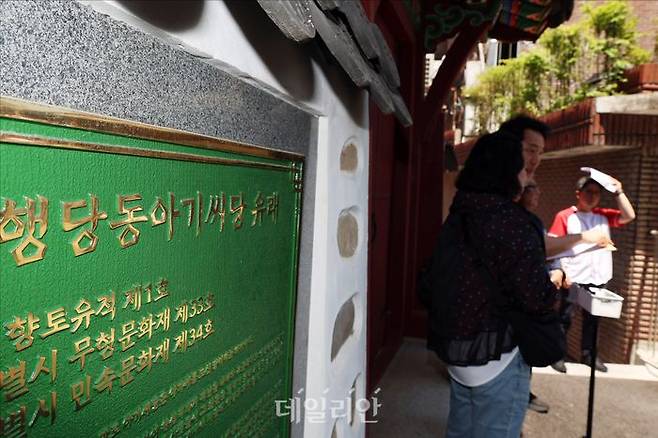 오세훈 국민의힘 서울시장 후보가 지난달 22일 오후 서울 성동구 행당동아기씨당 앞에서 열린 주민들과의 간담회에서 발언을 하고 있다. ⓒ데일리안 홍금표 기자