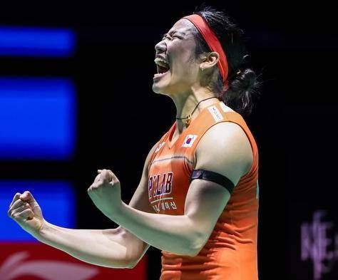 안세영이 31일 세계배드민턴연맹(BWF) 월드투어 싱가포르 오픈(슈퍼 750) 여자 단식 결승에서 야마구치 아카네(일본)를 2-1로 꺾고 시즌 네 번째 우승을 차지한 뒤 포효하고 있다. 3세트에서 16-19로 뒤졌던 안세영은 내리 5득점하며 우승을 차지하는 무서운 집중력을 발휘했다. 사진 출처 BWF 인스타그램