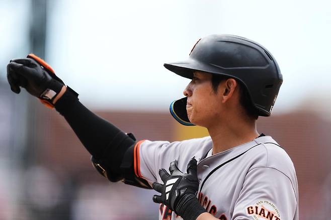 샌프란시스코의 이정후가 1일 미국프로야구 메이저리그(MLB) 콜로라도 방문경기 8회초에 다섯 번째 안타를 터뜨린 뒤 더그아웃을 향해 세리머니를 하고 있다. 이정후가 한 경기에서 5안타를 몰아친 건 한국프로야구 키움 시절까지 포함해도 2018년 8월 11일 고척 LG전 이후 두 번째다. 덴버=AP 뉴시스