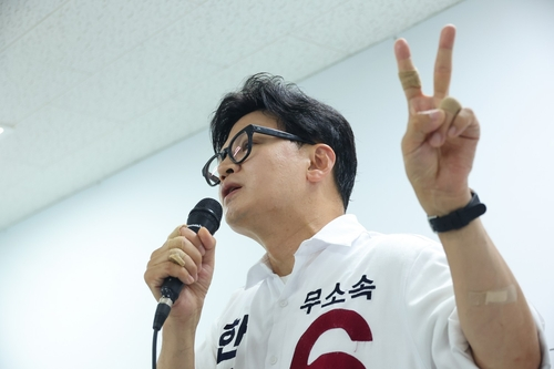 6·3 부산 북갑 국회의원 보궐선거에 출마한 한동훈 무소속 후보가 1일 오후 부산 북구 선거사무소에서 기자회견에 입장하고 있다. [연합뉴스]