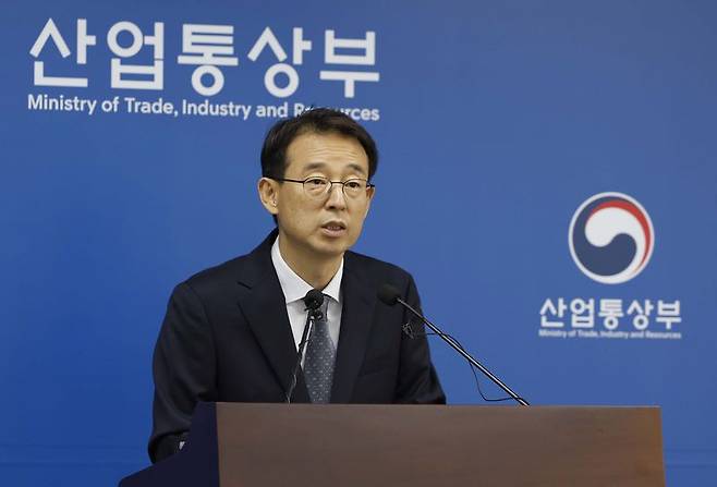 1일 산업부 강감찬 무역투자실장이 정부세종청사에서 5월 수출입동향을 발표하며, 기자들의 질의에 답하고 있다. 산업부 제공