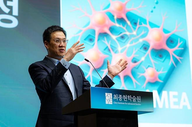 함돈희 미국 하버드대 공학·응용과학부 석좌교수가 5월 28일 서울 강남구 한국고등교육재단 빌딩에서 열린 최종현학술원 초청 특별강연에 나와 강연하고 있다. 최종현학술원 제공