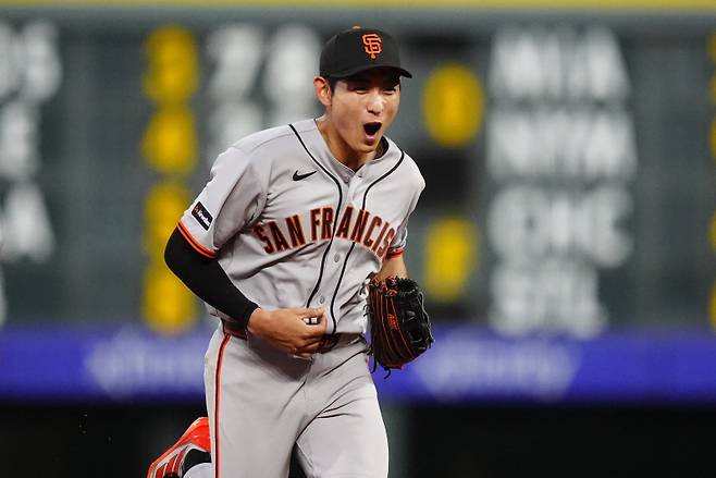<yonhap photo-3999=""> May 29, 2026; Denver, Colorado, USA; San Francisco Giants right fielder Jung Hoo Lee (51) celebrates his fielding play in the fifth inning against the Colorado Rockies at Coors Field. Mandatory Credit: Ron Chenoy-Imagn Images/2026-05-30 14:04:33/<저작권자 ⓒ 1980~2026 ㈜연합뉴스. 무단 전재 재배포 금지, AI 학습 및 활용 금지></yonhap>