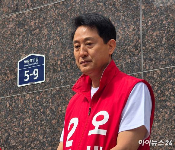 오세훈 국민의힘 서울시장 후보가 1일 서울 성북구 월곡역 2번 출구 인근 유세에 앞서 기자들과 만나고 있다. [사진=김한빈 기자]