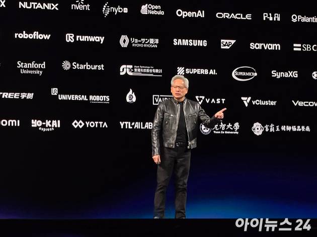 젠슨 황 엔비디아 CEO가 1일 타이베이 뮤직센터에서 기조 연설을 하고 있다. [사진=황세웅 기자]
