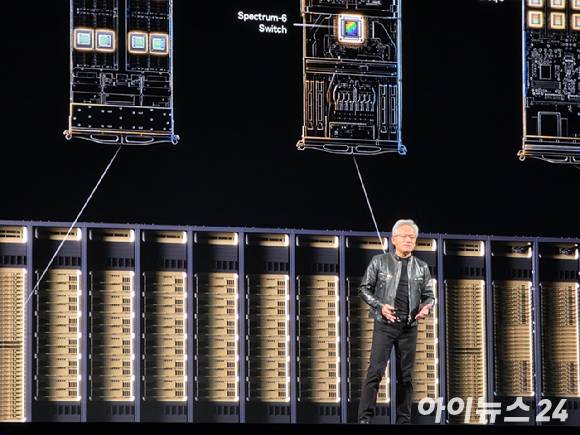 젠슨 황 엔비디아 CEO가 1일 타이베이 뮤직센터에서 기조 연설 중 '베라루빈'에 대해 설명하고 있다. [사진=황세웅 기자]