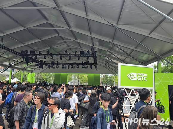 1일 '엔비디아 GTC 타이완 2026'에는 젠슨 황 CEO의 기조연설을 듣기 위해 몰려든 사람들로 인산인해를 이뤘다. [사진=황세웅 기자]