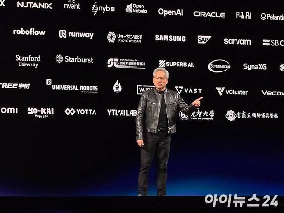 젠슨 황 엔비디아 CEO가 1일 타이베이 뮤직센터에서 기조 연설을 하고 있다. [사진=황세웅 기자]