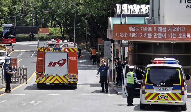 1일 오후 대전 유성구 외삼동 한화에어로스페이스 대전사업장에서 발생한 폭발 사고로 사망과 부상 등 인명 피해가 발생한 가운데 정문으로 소방차가 급히 들어가고 있다. 김성태 객원기자