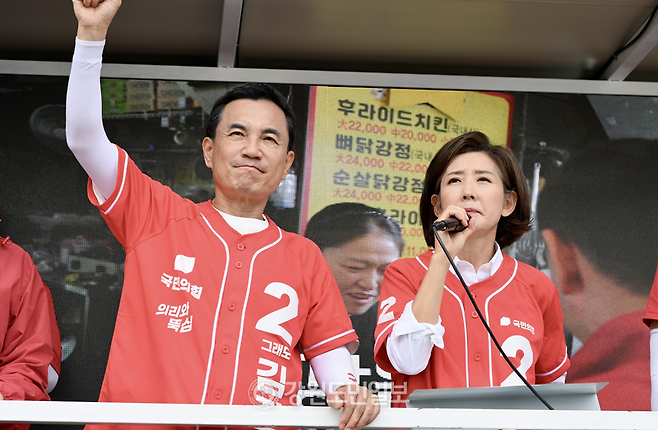 ▲ 국민의힘 김진태 강원도지사 후보가 1일 춘천 후평사거리에서 나경원 국회의원 등과 함께 거리 유세에 나서 지지를 호소하고 있다. 방도겸 기자