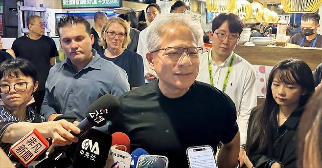 < “한국은 제조강국…상상력 위대” >젠슨 황 엔비디아 최고경영자(CEO)가 1일 대만 타이베이의 한 식당에서 열린 한국 기업인과의 만찬 행사 ‘코리아 파트너 나이트’ 행사 도중 취재진 질문에 답하고 있다.  연합뉴스