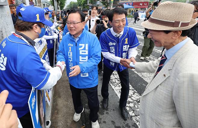 박형룡 더불어민주당 대구 달성군 국회의원 보궐선거 후보가 지난 21일 대구 달성군 화원시장을 찾아 김부겸 대구시장 후보(왼쪽)와 함께 시민들에게 인사하고 있다. 연합뉴스