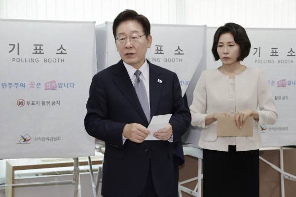 이재명 대통령이 제9회 전국동시지방선거 사전투표 첫날인 지난달 29일 서울 종로구 삼청동 주민센터에서 사전 투표 중 기표 도장 관련 문의를 하고 있다. 청와대통신사진기자단