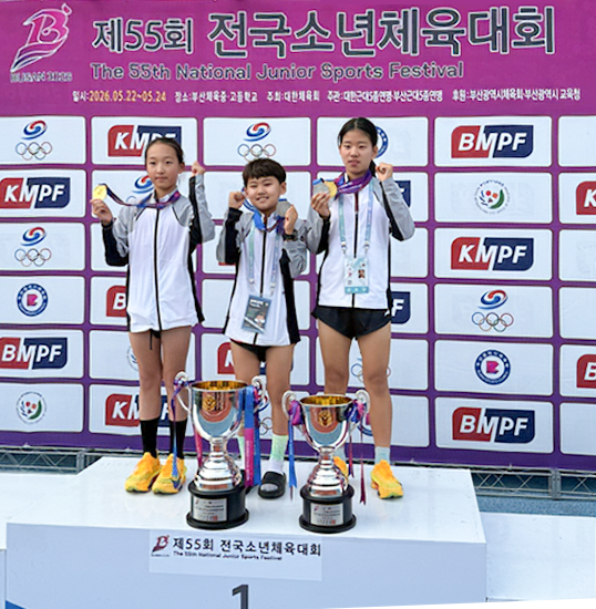 근대5종경기에서 입상한 선수들이 세리머니를 펼치고 있다. 파주시체육회제공