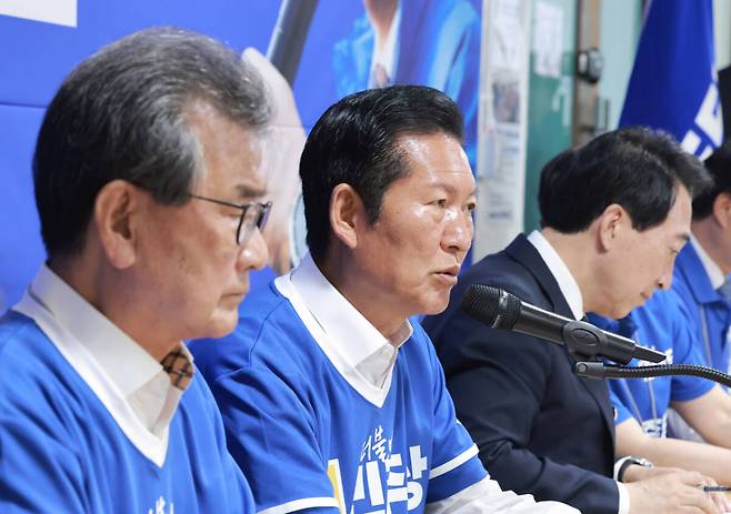 더불어민주당 정청래 총괄상임선거대책위원장(가운데)이 1일 충남 천안시 민주당 박수현 충남도지사 후보 선거사무소에서 열린 중앙선대위 회의에 참석해 발언하고 있다. 연합뉴스