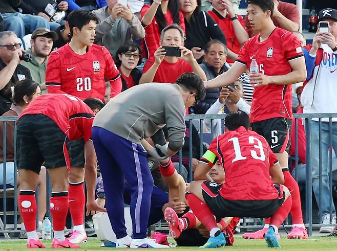 31일(한국시간) 미국 유타주 솔트레이크시티의 브리검영대(BYU) 사우스필드에서 열린 트리니다드토바고와 평가전서 부상을 당한 한국 남자 축구 대표팀의 조유민.연합뉴스