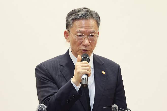 정성호 법무부 장관이 6월 15일 광주 북구 운정동 국립5·18민주묘지를 찾아 참배한 뒤 발언하고 있다. <사진=연합뉴스>