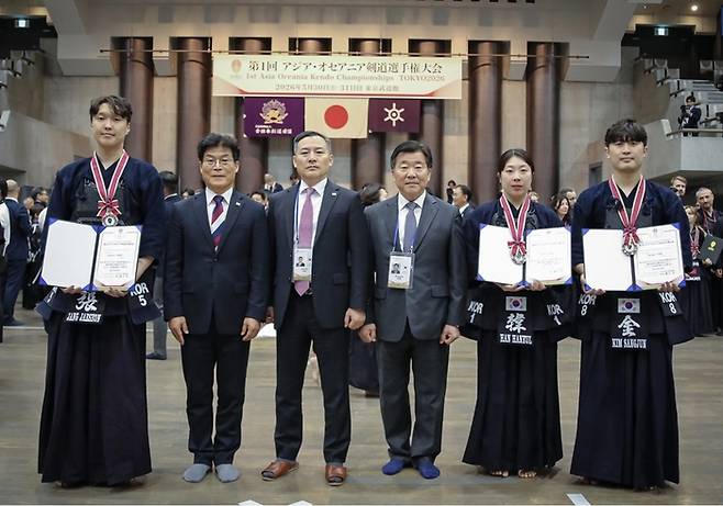 아시아·오세아니아 검도선수권대회 입상 선수 및 대한 검도회 임원들이 기념촬영하고 있다. 왼쪽부터 장재선, 이순종 검도 국가대표선수단장, 조태용 대한검도회장, 신승호 대한검도회 국제업무위원장, 한하늘, 김상준. 대한검도회 제공