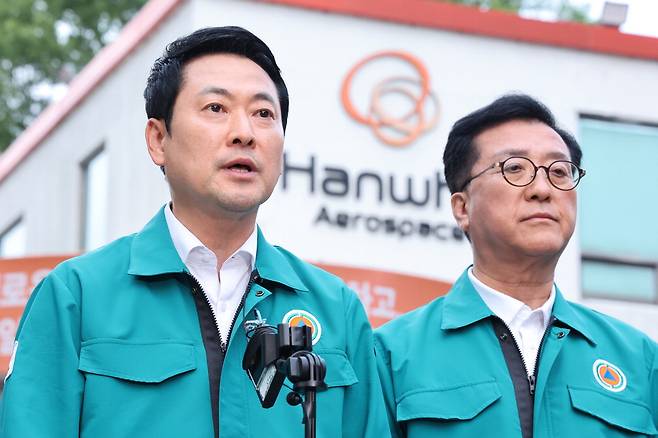 여야 당대표가 1일 폭발 사고가 발생한 대전 유성구 한화에어로스페이스 대전사업장을 찾았다. 정청래 더불어민주당 대표(왼쪽 사진 오른쪽)는 "당에서 지원할 일에 대해선 책임감 있고 성실하게 다 해줄 것"이라고 말했다. 장동혁 국민의힘 대표(오른쪽 사진 왼쪽)는 "2018년과 2019년에도 사망 사고가 있었던 만큼 정부가 보다 책임 있는 자세로 임해야 한다"고 했다.  뉴스1