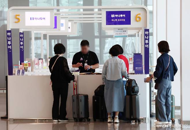 (인천공항=뉴스1) 김민지 기자 = 고유가 상황에서 여름철 성수기를 앞두고 여행 수요가 전반적으로 줄고 있는 가운데 19일 오후 인천국제공항 여행사 카운터에서 시민들이 안내를 받고 있다. 여행·항공업계에 따르면 5월 국제선 유류할증료 기준이 되는 싱가포르 항공유 평균값(MOPS)이 갤런당 511.21센트(배럴당 214.71달러)를 기록하며, 최고 단계인 33단계가 확정되면서 여름철 성수기를 앞두고 해외여행 수요 위축에 대한 우려가 커지고 있다. 2026.4.19/뉴스1 Copyright (C) 뉴스1. All rights reserved. 무단 전재 및 재배포, AI학습 이용 금지. /사진=(인천공항=뉴스1) 김민지 기자