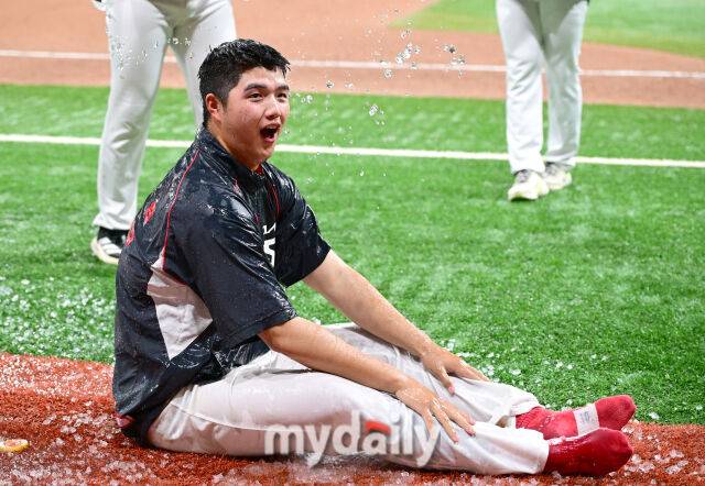 김태형이 양현종이 준비한 얼음물 세례를 받고 깜짝 놀라고 있다 / 고척 = 유진형 기자 zolong@mydaily.co.kr