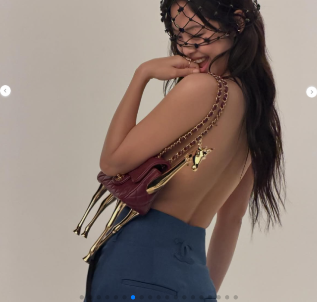 제니는 31일 자신의 SNS 계정에 "@dazedkorea와 @chanelofficial"이라는 글과 함께 여러 장의 사진을 게재하며 명불허전 패션 아이콘의 위엄을 증명했다. /제니 소셜미디어