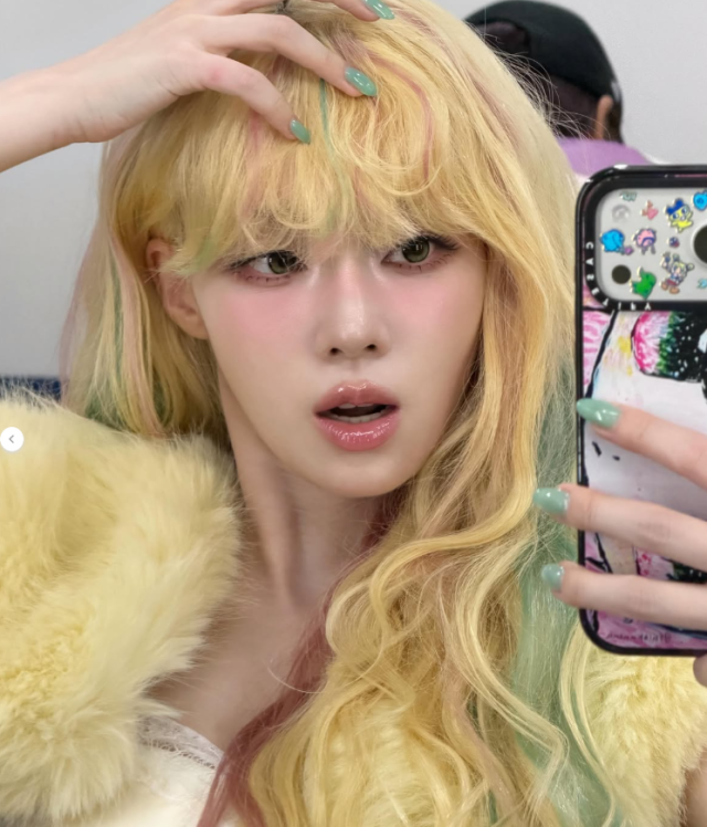 윈터는 마치 순정만화 속에서 갓 튀어나온 듯한 비현실적인 여주인공의 아우라를 풍기며 보는 이들의 시선을 단숨에 사로잡았다./윈터 소셜미디어