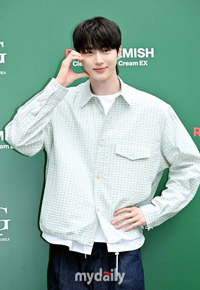 배우 변우석이 1일 오후 서울 성수동 트렌드팟 바이 올리브영N 성수에서 진행된 닥터지 진정 리페어 연구소 콘셉트 팝업 스토어 오픈 행사에 참석해 포토타임을 갖고 있다. / 송일섭 기자(andlyu@mydaily.co.kr)