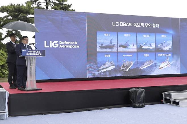 지난달 27일 부산 영도 앞바다 한국해양대학교 인근 해역에서 열린 LIG 디펜스&에어로스페이스 ‘인공지능(AI) 기반 무인수상정 지능형 지휘통제 실증 시연회’에서 이승영 LIG D&A CTO가 무인함대를 설명하고 있다. [LIG D&A 제공]