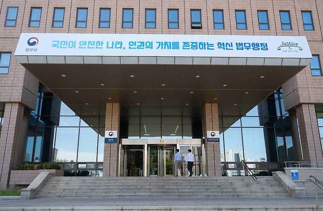 [서울=뉴시스] 조성우 기자 = 법무부는 외국인 노동자에 대한 실질적인 권익 보호 체계를 강화하기 위해  출입국·외국인정책본부 내에 '이민자 인권·권익팀'을 정식 출범한다고 1일 밝혔다. (사진=법무부 제공) 2026.06.01 photo@newsis.com *재판매 및 DB 금지