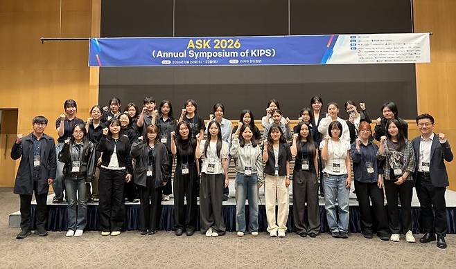 [서울=뉴시스] '한국정보처리학회 하계학술대회(ASK 2026)'에서 성신여대 우수논문상 수상자들이 기념 사진을 촬영하고 있다. (사진=성신여대 제공) 2026.06.01. photo@newsis.com *재판매 및 DB 금지