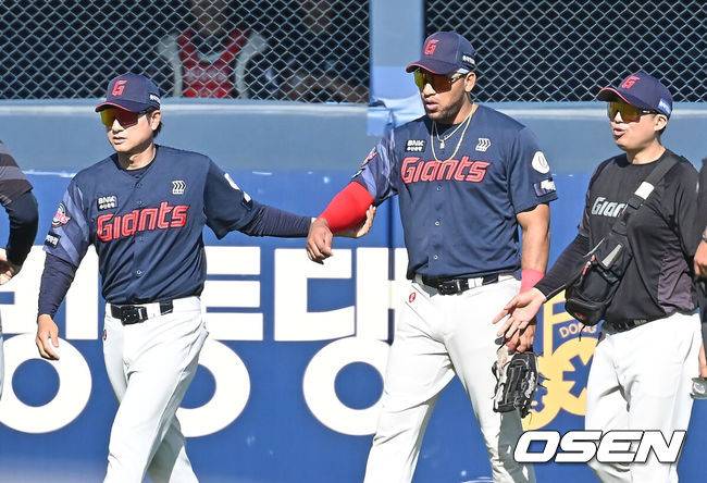 [OSEN=창원, 이석우 기자] 31일 창원NC파크에서 2026 신한 SOL KBO 리그 NC 다이노스와 롯데 자이언츠의 경기가 열렸다. 롯데 자이언츠 레이예스가 7회말 수비 도중 부상으로 교체되고 있다. 2026.05.31 / foto0307@osen.co.kr