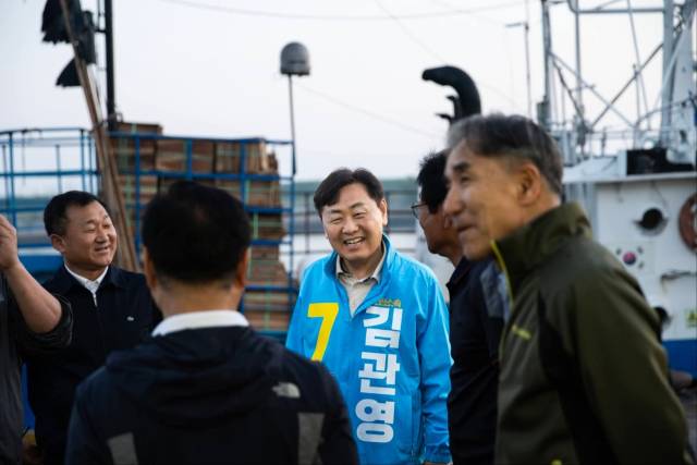 ▲ 무소속 김관영 전북도지사 후보가 5월 31일 72시간 논스톱 민생행보의 첫 일정으로 고군산군도 최서단 대장도를 찾아 주민들과 대화를 나누고 있다. ⓒ김관영 후보 캠프